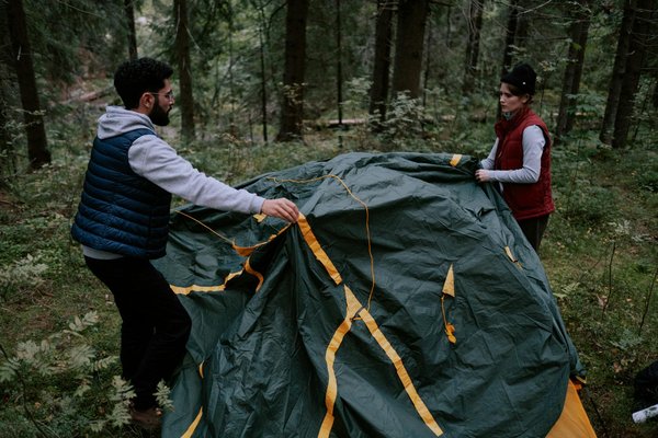Monter une tente de camping sous la pluie : conseils et astuces